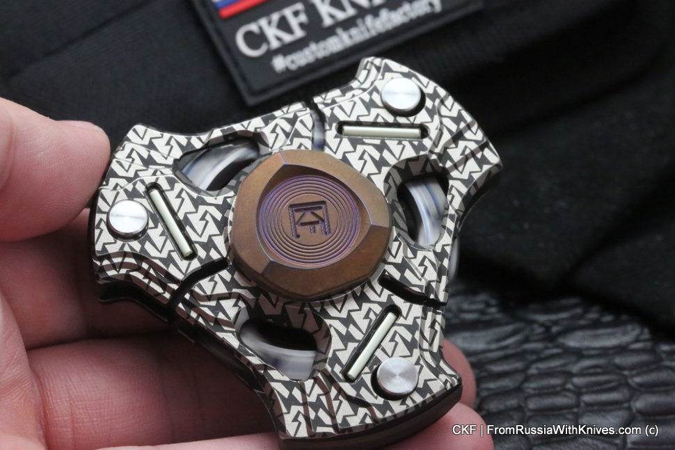 One-off CKF Pepyakka 3K fidget spinner puzzle (2)