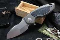 DISCONTINUED - PeaceDuke (M390, Ti, blue shred CF)