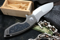 DISCONTINUED - PeaceDuke (M390, Ti, blue shred CF)