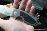 DISCONTINUED - PeaceDuke (M390, Ti, blue shred CF)