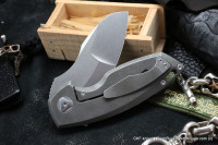 DISCONTINUED - PeaceDuke (M390, Ti, blue shred CF)