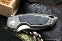 DISCONTINUED - PeaceDuke (M390, Ti, blue shred CF)