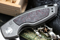 DISCONTINUED - PeaceDuke (M390, Ti, red shred CF)